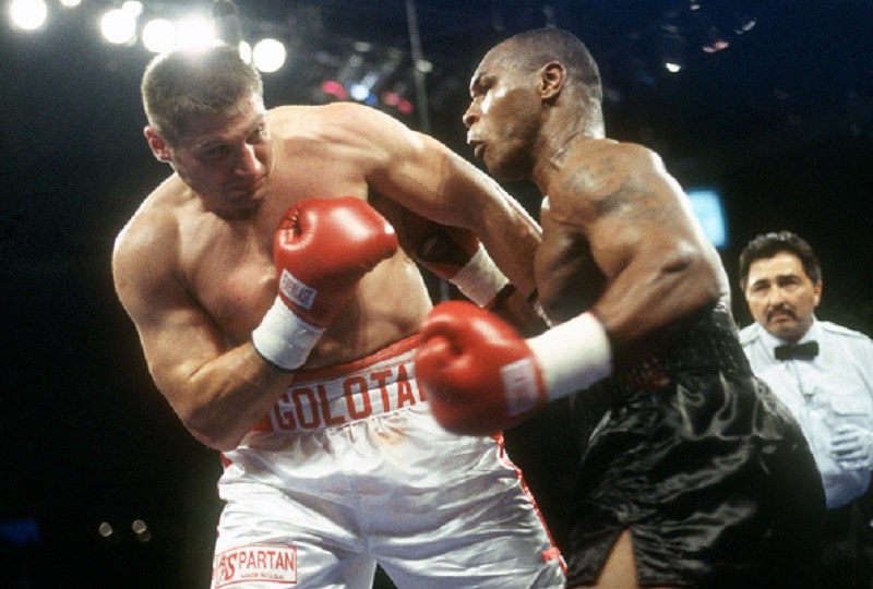 Andrzej Gołota w walce z Mikiem Tysonem w 2000 roku /Focus on Sport/Getty Images /Getty Images