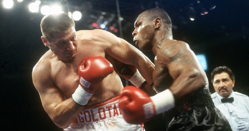 Andrzej Gołota w walce z Mikiem Tysonem w 2000 roku /Focus on Sport/Getty Images /Getty Images