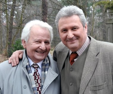 Andrzej Grabarczyk jest synem aktora i dyrektora teatru Wincentego Grabarczyka.

- Dawno temu, kiedy zawaliłem studia na Akademii Rolniczej, tato mi zaproponował szkołę aktorską. Zanim do niej poszedłem, wziął mnie do teatru na adepta, żebym zobaczył, czy w ogóle ten zawód mi odpowiada. Wtedy, gdy zobaczyłem to nie od strony widza, tylko od strony desek, a przede wszystkim od strony prób i analizy tekstowej, zaczęło mi się podobać i stwierdziłem, że idę do szkoły! - aktor przyznał w rozmowie z magazynem "Telemax".

Po latach spotkali się razem na planie "Klanu", gdzie Wincenty Grabarczyk wcielał się w postać Jeremiasza Bałuckiego.