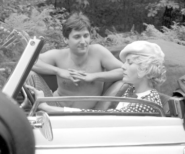 Andrzej Grabarczyk, znany telewidzom głównie z roli w serialu "Klan", skończył 65 lat.

Grabarczyk jest absolwentem warszawskiej PWST (1978). Przez dwa lata był aktorem teatru Komedia, a od 1987 występuje na scenie Teatru Kwadrat.

Na kinowym ekranie zadebiutował w 1980 roku tytułową rolą śląskiego wagabundy w filmie Janusza Kidawy "Grzeszny żywot Franciszka Buły" (na zdjęciu). Aktora mogliśmy jeszcze oglądać w "Był jazz" Feliksa Falka (Witek), serialu "Życie Kamila Kuranta (Mieciek Stukonis, brat Zygmunta) oraz "Na straży swej stać będę" Kazimierza Kutza (Paulek).