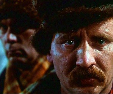 Andrzej Grabowski ukończył PWST w Krakowie w 1974 roku, niedługo później rozpoczął pracę w Teatrze im. Juliusza Słowackiego w Krakowie, z którym był związany przez wiele lat.  

Przed kamerą zadebiutował jeszcze jako student w serialu Wojciecha Marczewskiego "Odejścia, powroty" (1972), jednak na pierwszą większą kinową rolę musiał czekać aż do 1989 roku, kiedy wystąpił w filmie Feliksa Falka "Kapitał, czyli jak zrobić pieniądze w Polsce". 

W kolejnych latach oglądaliśmy go jeszcze w "Śmierci jak kromka chleba" Kazimierza Kutza (na zdjęciu), "Szabli od komendanta" Jana Jakuba Kolskiego czy "Kochaj i rób co chcesz" Roberta Glińskiego. 