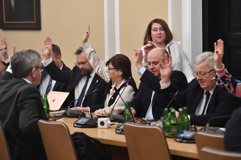 Andrzej Kosztowniak (drugi od prawej) na pierwszym posiedzeniu komisji finansów publicznych w Sejmie w dniu 21 listopada /Piotr Nowak /PAP