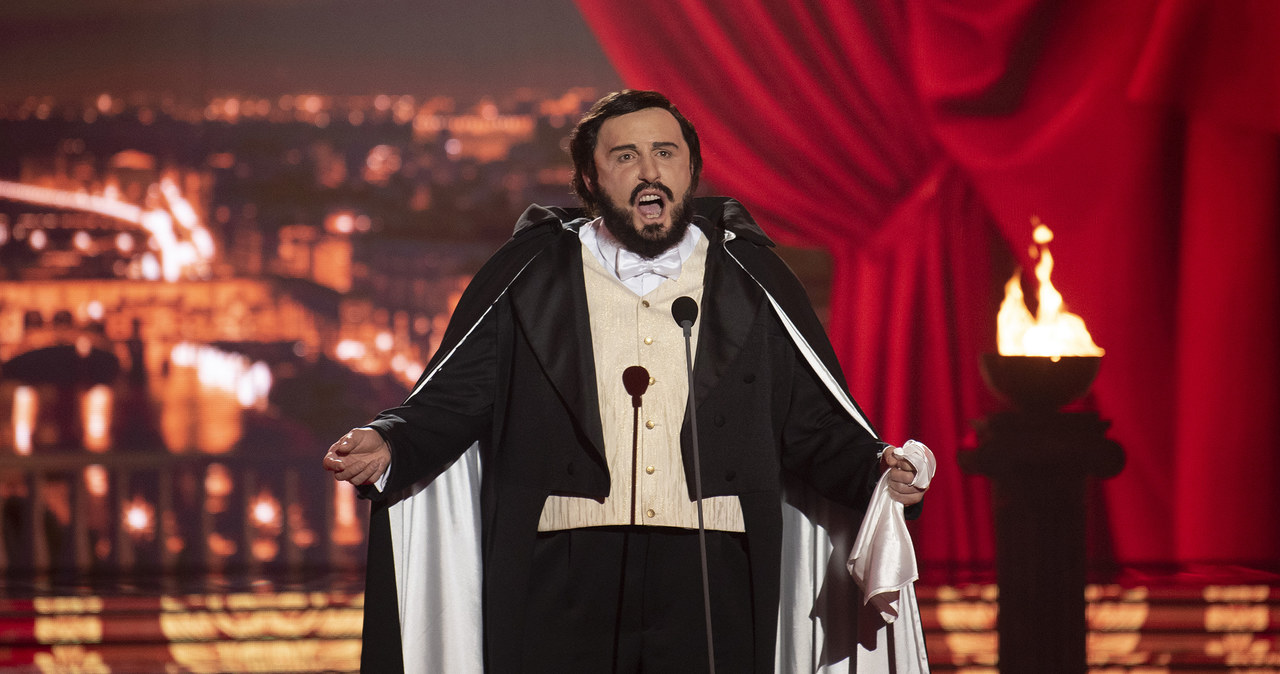 Andrzej Kozłowski jako Luciano Pavarotti w finale programu "Twoja Twarz Brzmi Znajomo" /Polsat