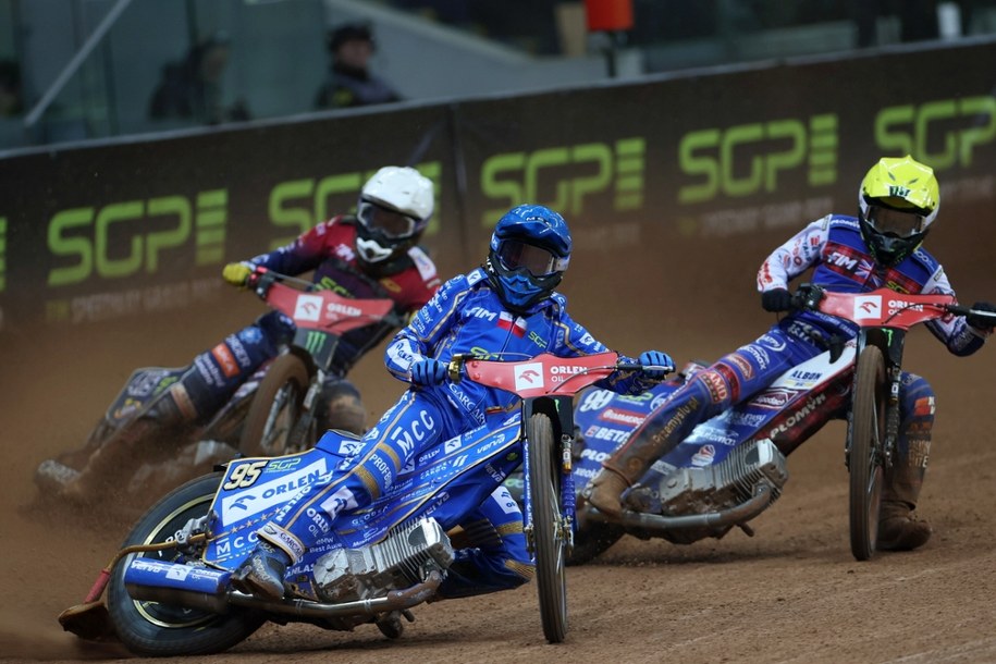 Andrzej Lebiediew (kask niebieski), Fredrik Lindgren (żółty) i Dan Bewley (biały) podczas żużlowego Grand Prix Polski w Warszawie / 	Leszek Szymański    /PAP