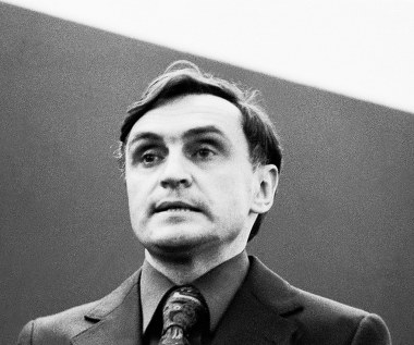 Andrzej Mularczyk jest bratem pisarza Romana Bratnego, autora głośnej powieści "Kolumbowie. Rocznik 20". Debiutował w 1943 roku w konspiracyjnym piśmie "Dźwigary". Od 1949 roku zajmował się pracą dziennikarską. W latach 1951-55 studiował dziennikarstwo na Uniwersytecie Warszawskim. Od połowy lat 50. jest członkiem Związku Literatów Polskich.

Jako scenarzysta filmowy zadebiutował w 1958 roku nowelowym filmem "Miasteczko".
"Dlaczego akurat ja? Dlatego, że w kinie włoskim zapanował wówczas neorealizm, który opierał się na dziennikarstwie, na reportażach, szczegółach i prawdzie życia. Powstało parę wspaniałych filmów takich jak 'Złodzieje rowerów' Vittoria De Siki. Jeśli we Włoszech tak robią, to i u nas trzeba spróbować. Zaproszono siedmiu dziennikarzy, ale skończyło się na tym, że sam ułożyłem wszystkie siedem nowelek" - wspominał w 2015 roku w rozmowie z Katarzyną Bielas ("Duży Format").