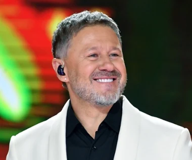 Andrzej Piaseczny śpiewa po francusku. "Cud, miód i orzeszki"