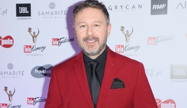 Andrzej "Piasek" Piaseczny bryluje na czerwonym dywanie. Tak zaprezentował się na Telekamerach 2023