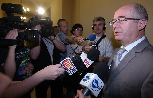 Andrzej Seremet rozmawia z dziennikarzami przed posiedzeniem komisji, fot. Paweł Kula /PAP