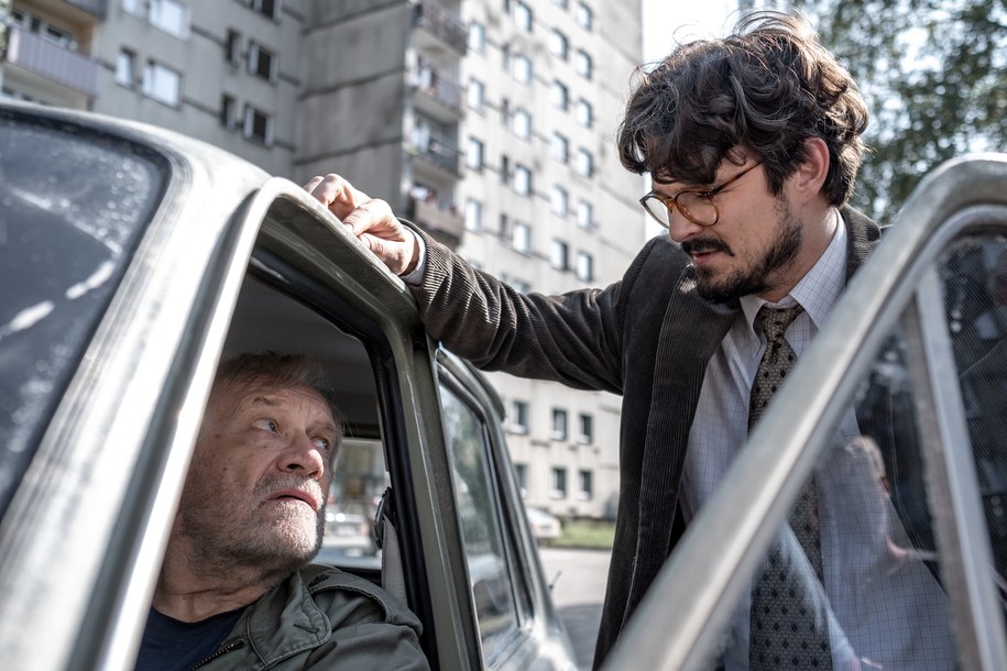 Andrzej Seweryn i Dawid Ogrodnik na planie serialu "Rojst'97" /Netflix  /Materiały prasowe