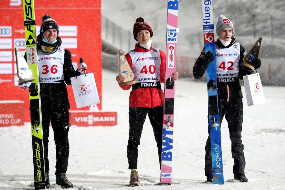 Andrzej Stękała (2. miejsce), Ryoyu Kobayashi z Japonii (zwycięzca) i Norweg Marius Lindvik (3. miejsce) / 	Grzegorz Momot    /PAP