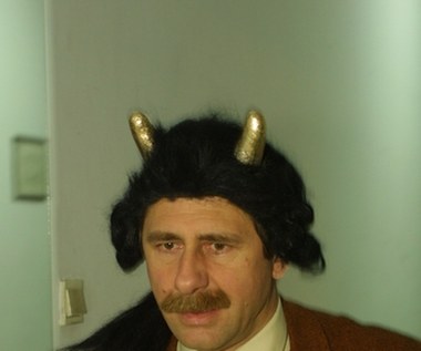 Andrzej Strzelecki był też autorem scenariuszy sztuk i musicali. W 1974 r. ukończył wydział aktorski warszawskiej PWST, a w 1978 r. - wydział reżyserski. W 2004 r. zdobył tytuł profesora sztuk teatralnych. W latach 1974-81 związany był z Teatrem Rozmaitości w Warszawie. Współtworzył kabaret "Kur". Był aktorem Teatru Rampa, w którym przez 10 lat pełnił funkcję dyrektora naczelnego i artystycznego.

Popularność przyniosły mu role filmowe ("Przepraszam, czy tu biją?", "W pustyni i w puszczy", "Rozmowy nocą", "1920 Bitwa Warszawska", "Pół wieku poezji później"), oraz serialowych ("Kuchnia polska", "Przeprowadzki", "Klan", "Barwy szczęścia", "Na dobre i na złe").