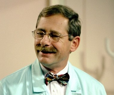 Andrzej Strzelecki szerokiej publiczności zapadł w pamięć rolą oryginalnego, trochę fajtłapowatego, acz nie pozbawionego swoistego uroku i ciepła profesora Tadeusza Koziełły-Kozłowskiego z serialu "Klan". "Postaci stworzonej trochę na zamówienie samego aktora" - mówił na pogrzebie Strzeleckiego aktor Krzysztof Kumor.

"Warunkiem udziału w filmie miała być bowiem jakaś odjechana pasja bohatera, chociażby golf - sport, któremu Strzelecki sam w życiu prywatnym oddawał się w każdej niemal wolnej chwili" - wyjaśnił Kumor.