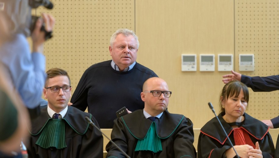 Andrzej Tylman (z tyłu) oraz mecenasi od lewej: Mariusz Paplaczyk Wojciech Wiza i Magdalena Jarecka /Jakub Kaczmarczyk /PAP