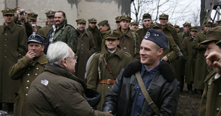 Andrzej Wajda i Paweł Małaszyński na planie "Katynia", fot. z oficjalnej strony filmu /