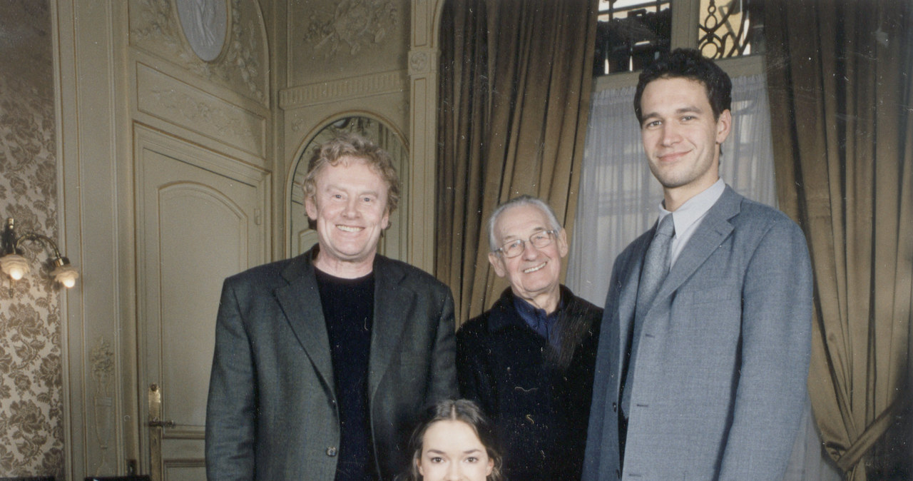 Andrzej Wajda z gwiazdami filmu "Pan Tadeusz": Danielem Olbrychskim, Michałem Żebrowskim i Alicją Bachledą-Curuś /Stephane Cardinale/Sygma /Getty Images