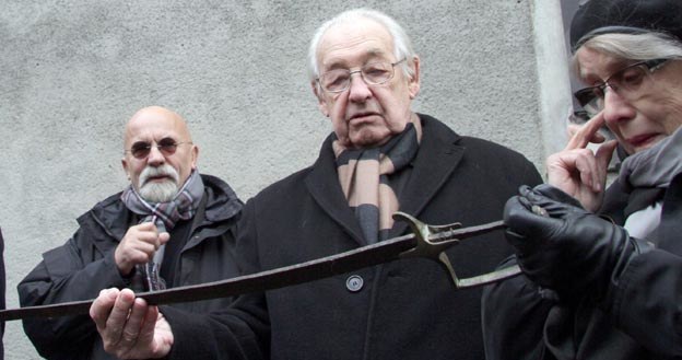 Andrzej Wajda z szablą należącą do ojca /PAP