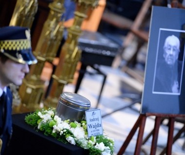 Andrzej Wajda zostanie pochowany na Cmentarzu Salwatorskim, w mogile obok grobu rodzinnego, w który spoczywa m.in. jego matka. Ceremonia pogrzebowa ma być uroczystością wyłącznie religijną, na cmentarzu nie są przewidziane żadne oficjalne przemówienia.