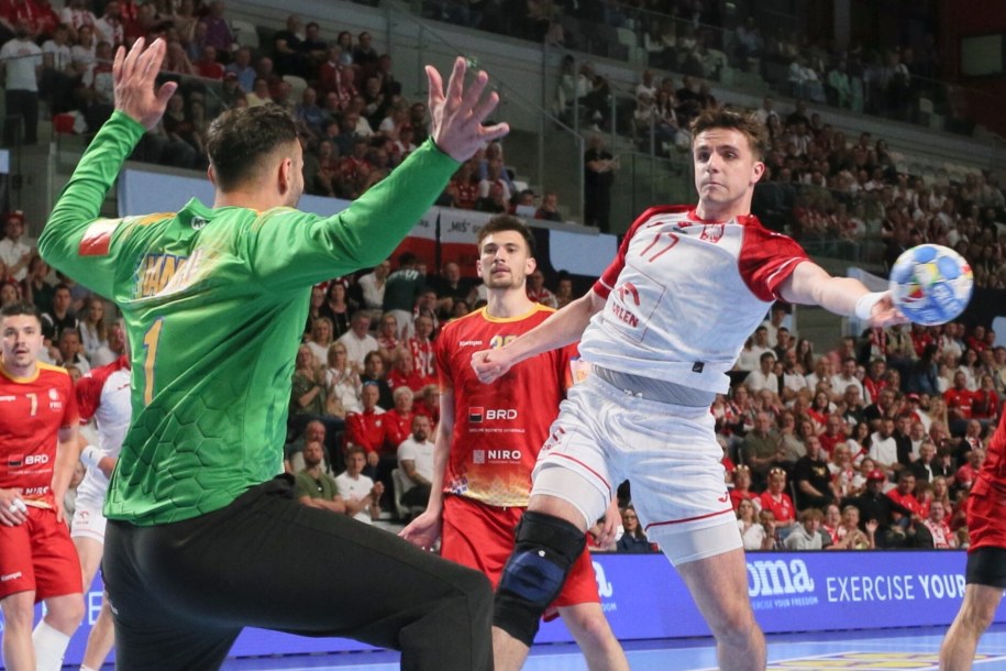 Andrzej Widomski (P) i Ciprian Inacu (L) z Rumunii podczas meczu eliminacyjnego mistrzostw Europy 2026 piłkarzy ręcznych w Gorzowie Wielkopolskim /Lech Muszyński /PAP