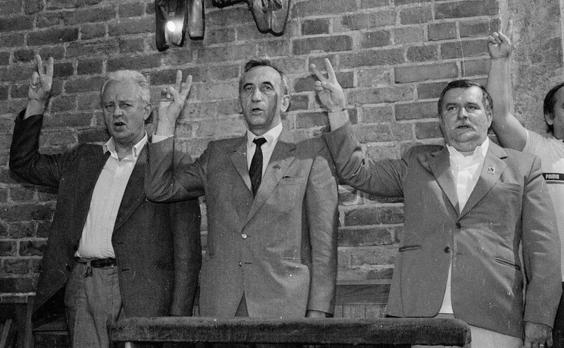Andrzej Wielowieyski, Tadeusz Mazowiecki i Lech Walesa. Zdjęcie z 1989 roku. /Tomasz Wierzejski/Fotonova /East News