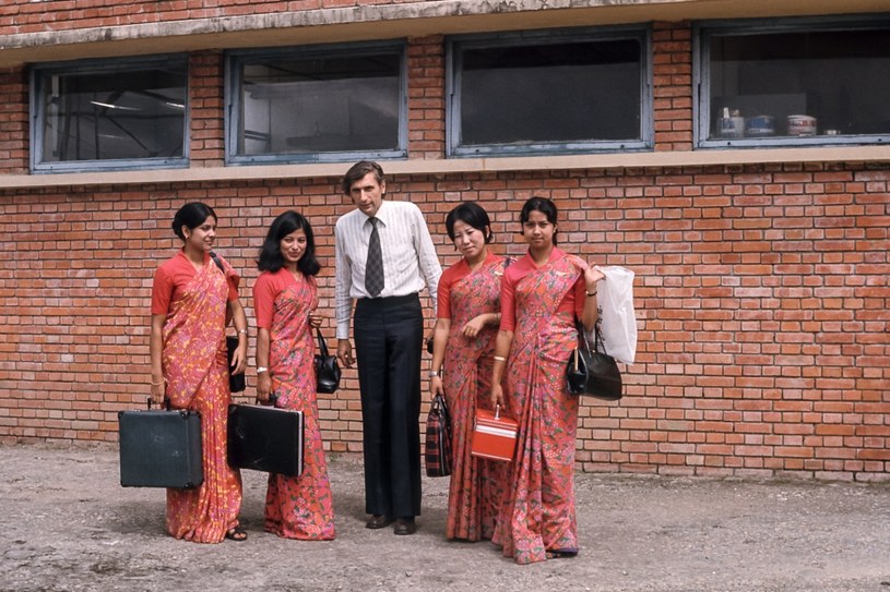 Andrzej Zawada pozuje ze stewardesami z nepalskich linii lotniczych, Katmandu 1974 /Foto: Fundacja Polskiego Himalaizmu im. Andrzeja Zawady  /materiały prasowe