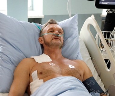 Andrzej Żurawski to znany i ceniony chirurg. Jednak jego życie prywatne nie jest aż tak kryształowe. Serial rozpoczyna się w momencie, gdy żona Żurawskiego, Julia (Magdalena Różczka) dowiaduje się, że mąż ją zdradza z koleżanką z pracy, panią anestezjolog (Anna Dereszowska). 