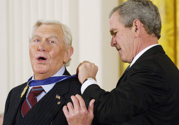 Andy Griffith odbiera Prezydencki Medal Wolności z rąk George'a W. Busha /AFP