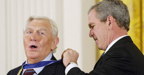 Andy Griffith odbiera Prezydencki Medal Wolności z rąk George'a W. Busha /AFP