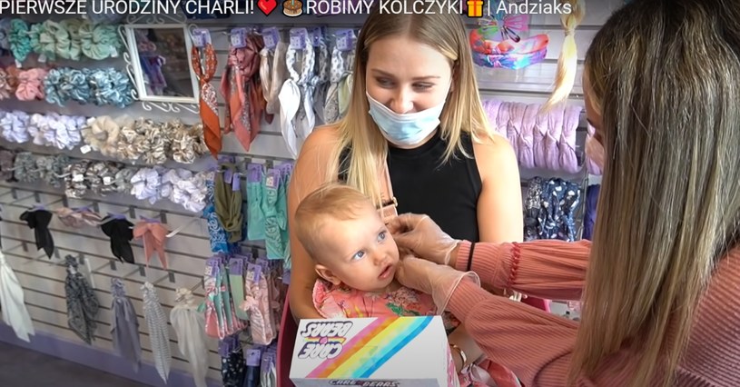 Andziaks przekłuła córce uszy, fot. screen z YouTube /