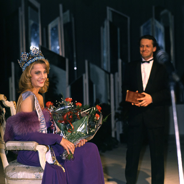 Aneta Kręglicka, Polska, Miss World 1989. Po prawej - ależ tak! - Bogusław Linda /Agencja FORUM