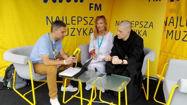 Aneta Liberacka ze Stacji7 i Szymon Hiżycki, opat tyniecki w studiu RMF FM. /Marcin Cieślak  /RMF FM