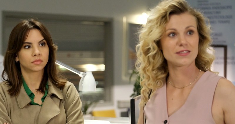 Aneta nakryje Klaudię w gabinecie Olka /Źródło: AIM