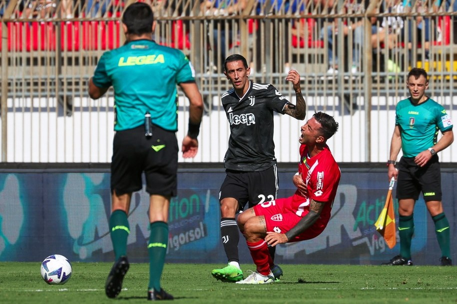 Angel Di Maria (Juventus) i Armando Izzo (Monza) /ROBERTO BREGANI /PAP/EPA