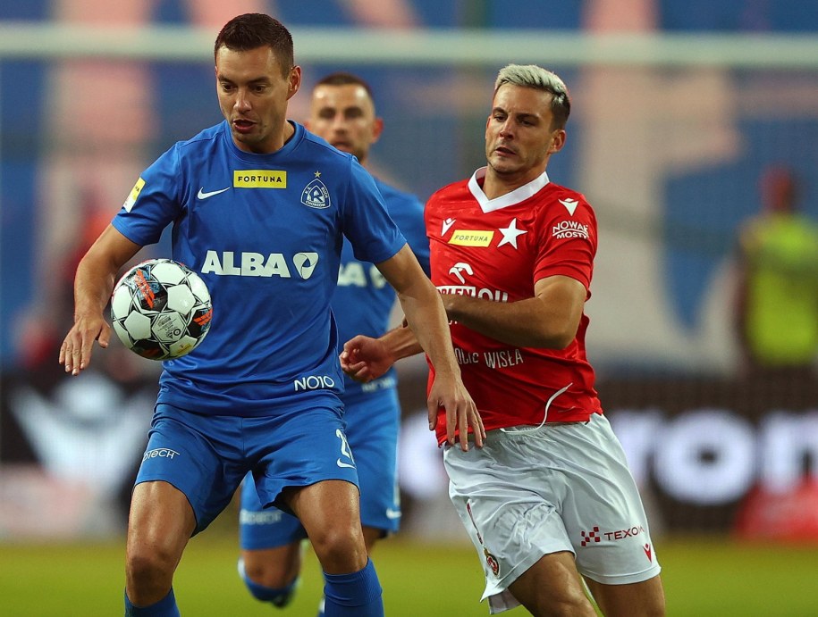 Angel Rodado z Wisły Kraków (P) i Maciej Sadlok (L) z Ruchu Chorzów /	Łukasz Gągulski /PAP