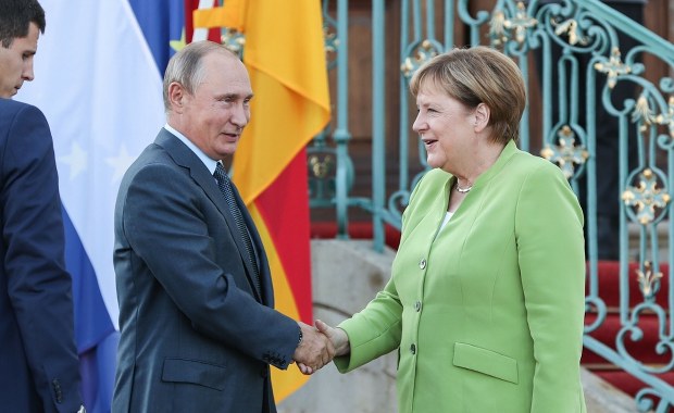 Angela Merkel gani Europę. "Żałuję"