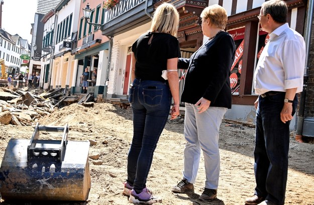 Angela Merkel i Armin Laschet w Bad Muenstereifel /Sascha Steinbach / POOL /PAP/EPA