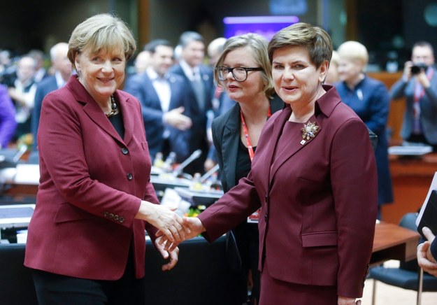 Angela Merkel i Beata Szydło na brukselskim szczycie. Obie w garsonkach w kolorze bordo /OLIVIER HOSLET /PAP/EPA