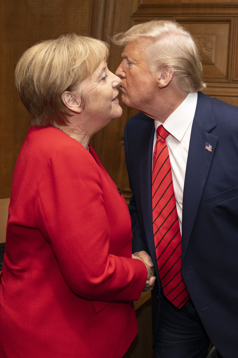 Angela Merkel i Donald Trump. Kolor czerwony to synonim siły i niezłomności, dlatego politycy chętnie po niego sięgają /Getty Images