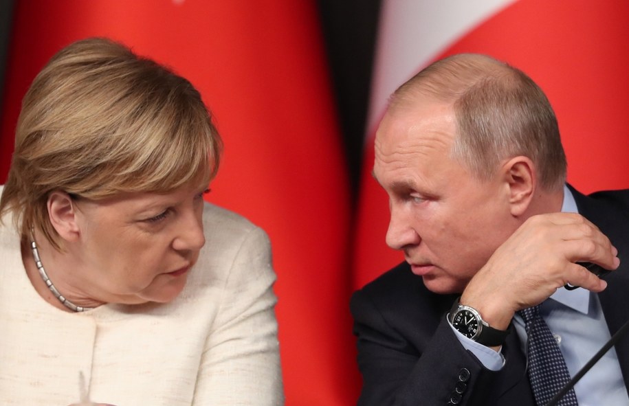 Angela Merkel i Władimir Putin w 2018 roku /	TOLGA BOZOGLU /PAP