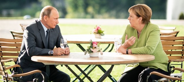 Angela Merkel i Władimir Putin /STEFFEN KUGLER / BUNDESREGIERUNG HANDOUT /PAP/EPA