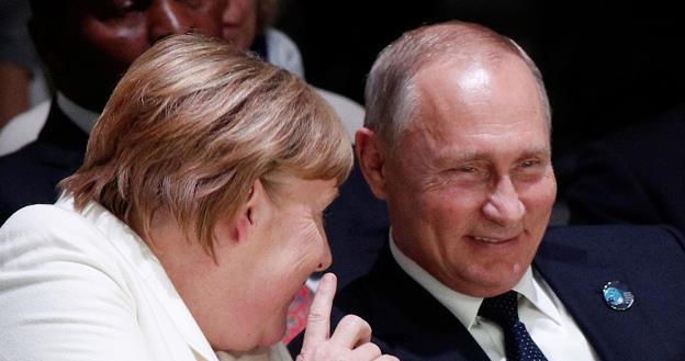 Angela Merkel (L) i Władimir Putin /AFP