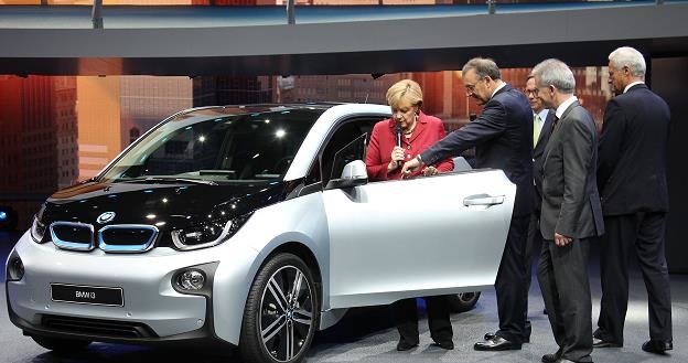 Angela Merkel ogląda elektryczne BMW i3 /AFP