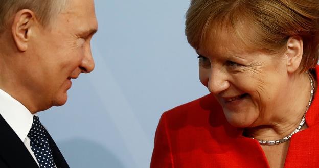 Angela Merkel (P) i Wladimir Putin (L) /AFP