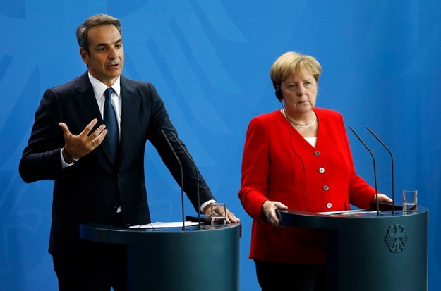 Angela Merkel (po prawej) and premier Grecji Kyriakos Mitsotakis /Felipe Trueba /PAP/EPA