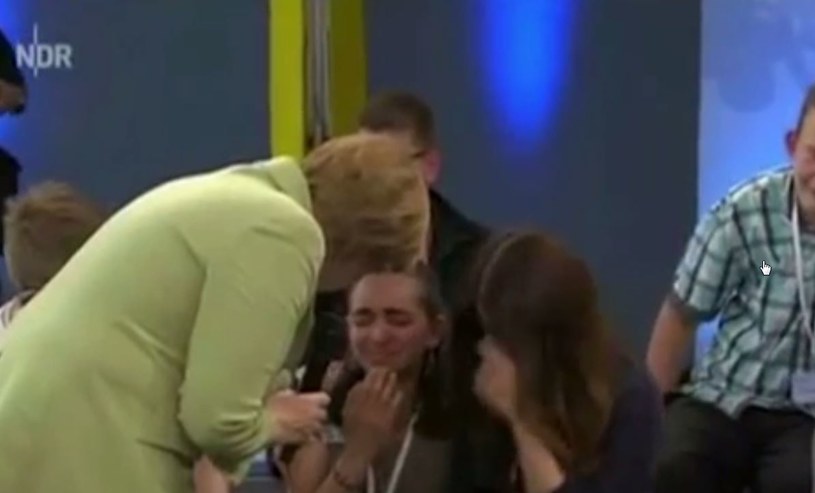 Angela Merkel pociesza nastolatkę, której rodzina ma być deportowana z Niemiec /YouTube