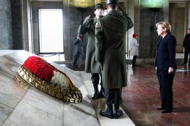Angela Merkel podczas składnia  wieńca na grobie Mustafy Kemala Atatürka /AFP