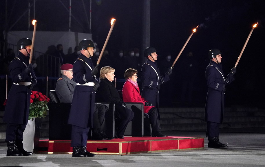 Angela Merkel podczas swojego pożegnania /Clemens Bilan /PAP/EPA