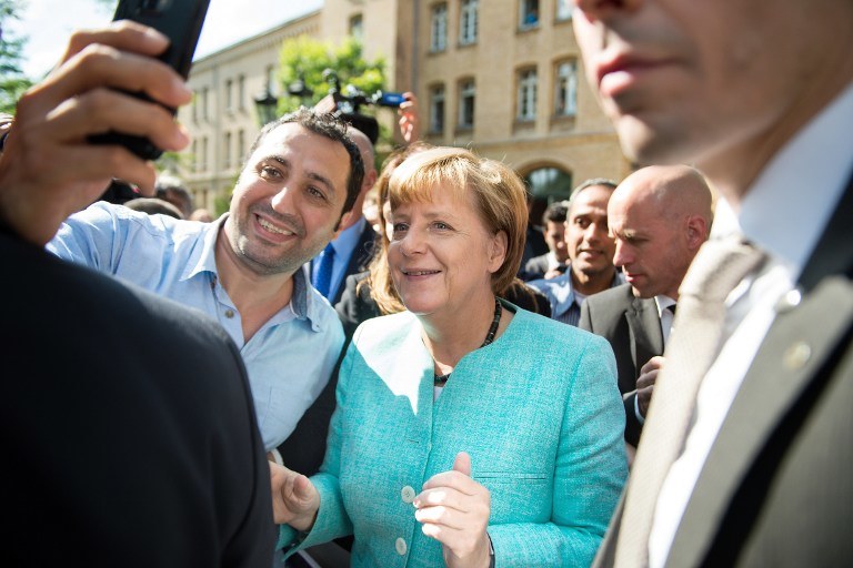Angela Merkel pozująca do selfie z Syryjskim migrantem /AFP