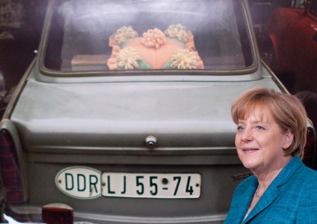 Angela Merkel przed fotografią trabanta w Niemieckim Muzeum Historycznym w Berlinie, maj 2011 /MICHAEL KAPPELER /PAP/EPA