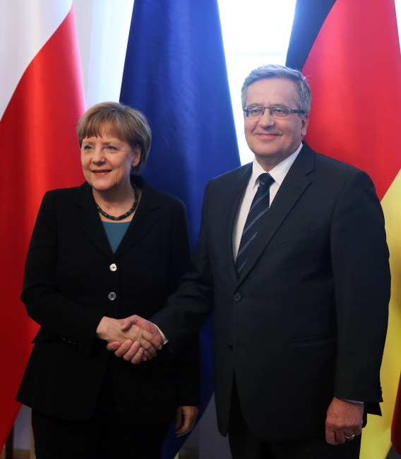 Angela Merkel w trakcie poniedziałkowego spotkania z Bronisławem Komorowskim. /Tomasz Gzell /PAP