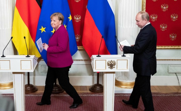 Angela Merkel wejdzie do gry z Putinem? Kulisy unijnych dyskusji